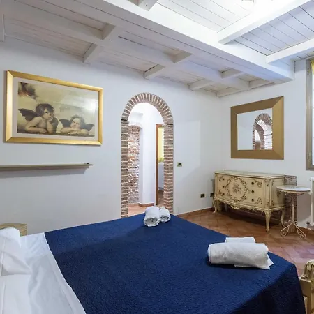 De'gombruti, By Short Holidays *