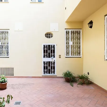 De'gombruti, By Short Holidays *