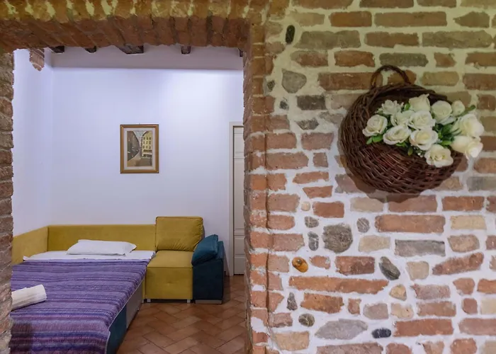 De'gombruti, By Short Holidays * Bolonya