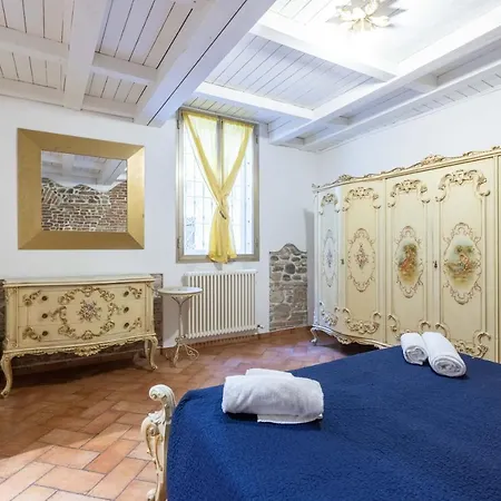 De'gombruti, By Short Holidays * Bologna